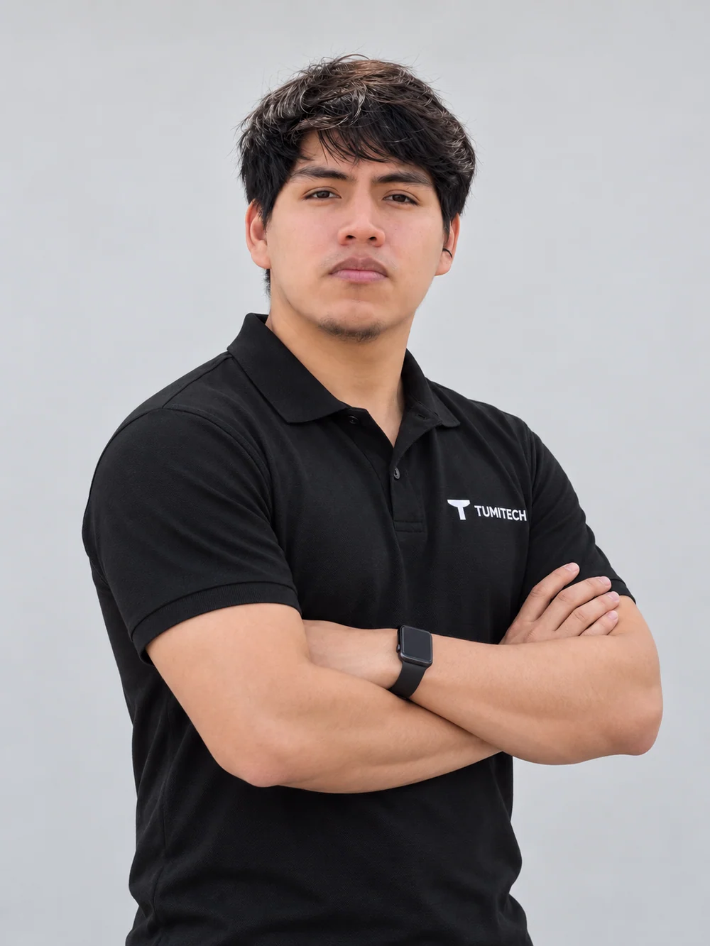 Fernando Estela Crisolo con el polo de TUMITECH y los brazos cruzados
