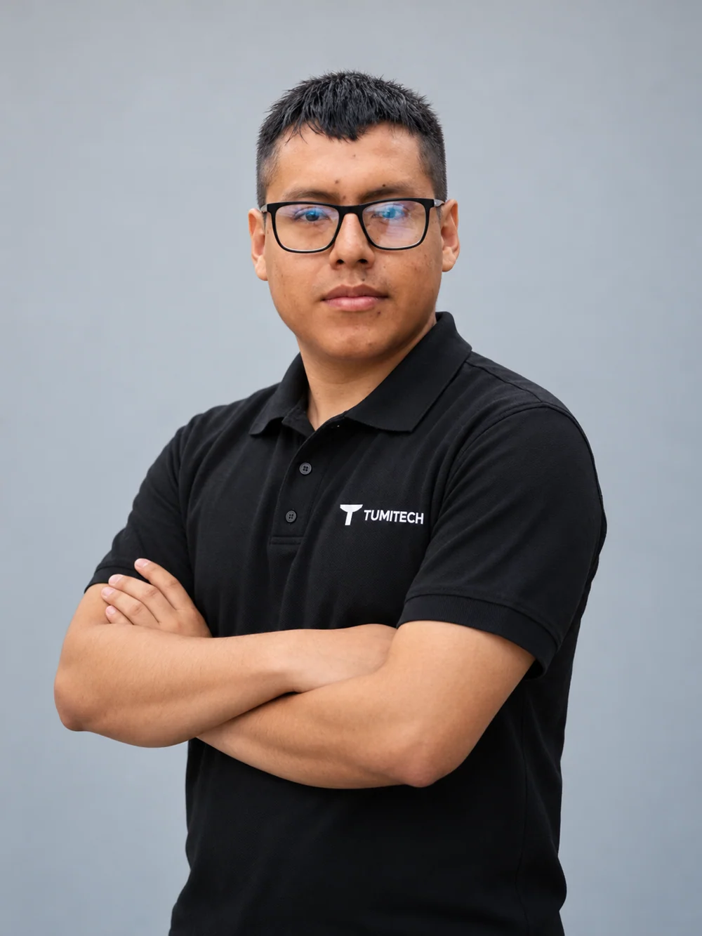 Joel Ferrer Escobal con el polo de TUMITECH y los brazos cruzados