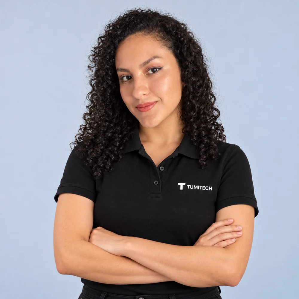 Karoline Mejía Pinedo con el polo de TUMITECH y los brazos cruzados