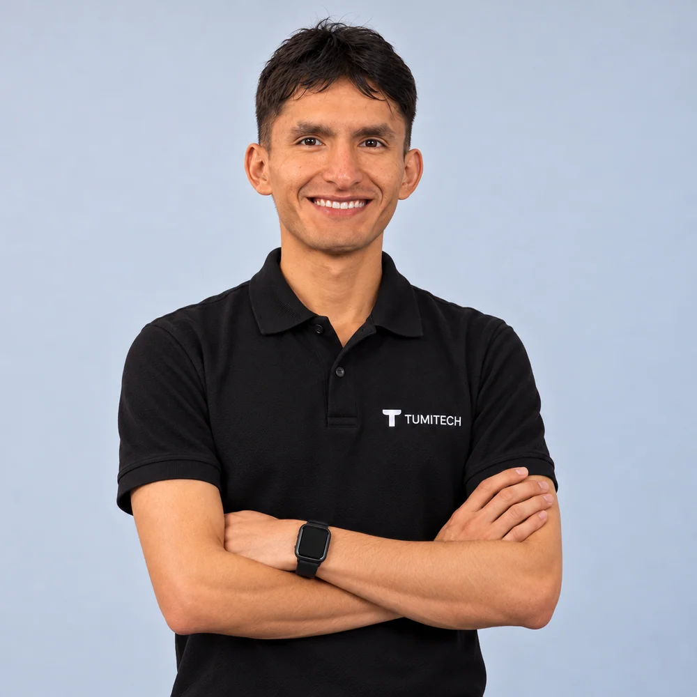 Patrick Rios Nolasco con el polo de TUMITECH y un reloj digital apagado